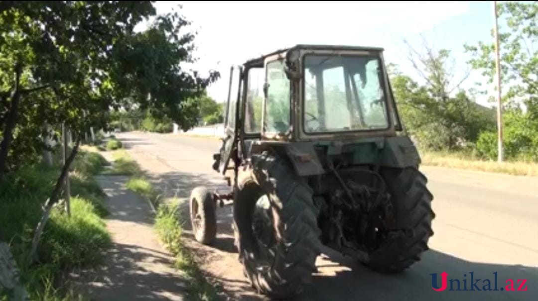 Tovuzda minik maşını traktorla toqquşdu - Yaralılar var (FOTOLAR)